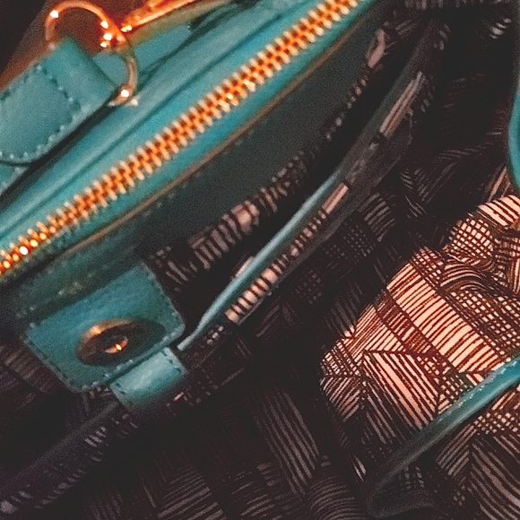 Authentic Vince Camuto large bag lots of pockets - Picture 3 of 4